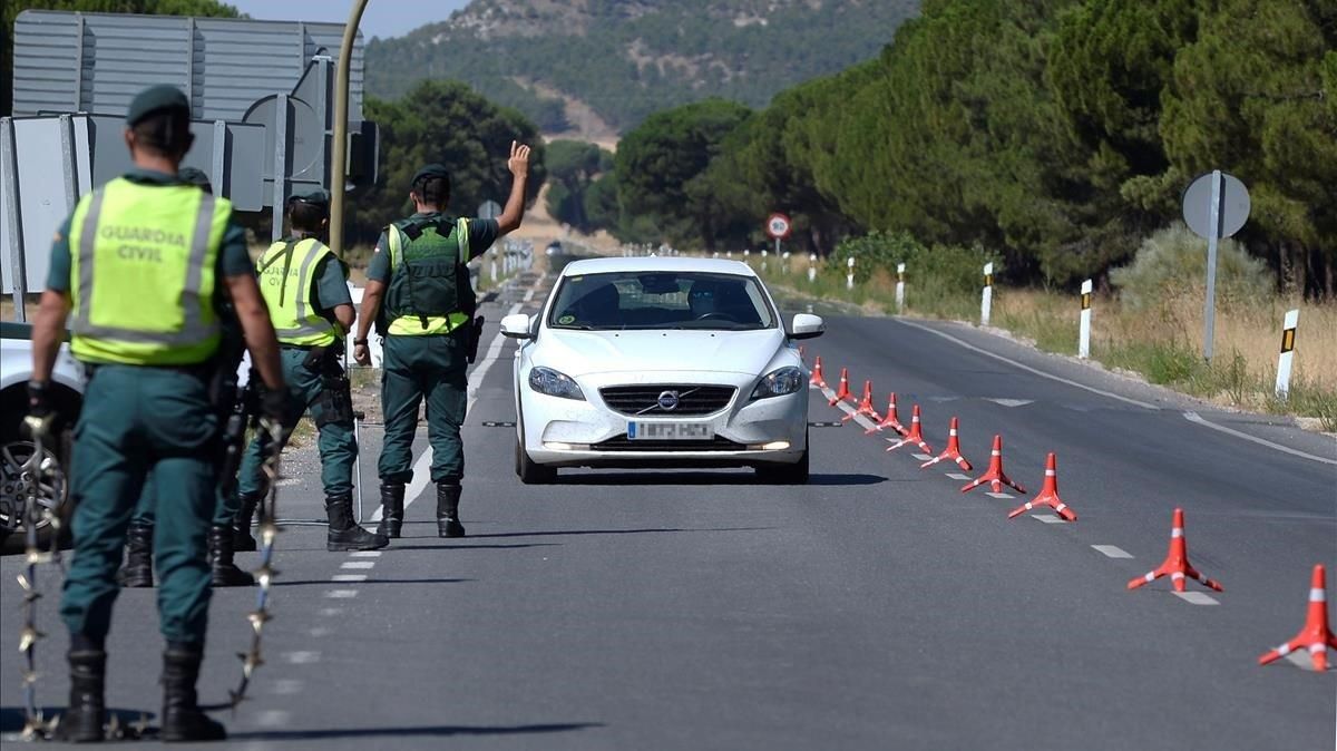 Efectivos de la Guardia Civil en un control de acceso a localidad vallisoletana de Pedrajas de San Esteban. Efectivos de la Guardia Civil en un control de acceso a localidad vallisoletana de Pedrajas de San Esteban.