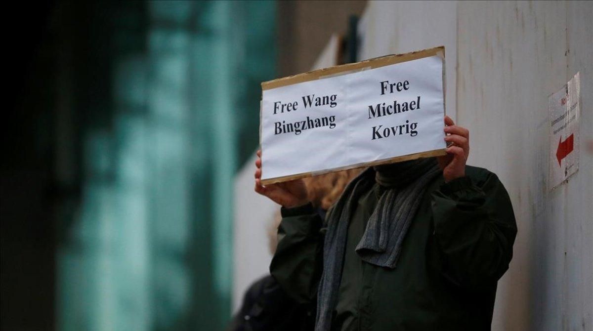 Un hombre pide en Vancouver la liberación de Michael Kovrig. Un hombre pide en Vancouver la liberación de Michael Kovrig.