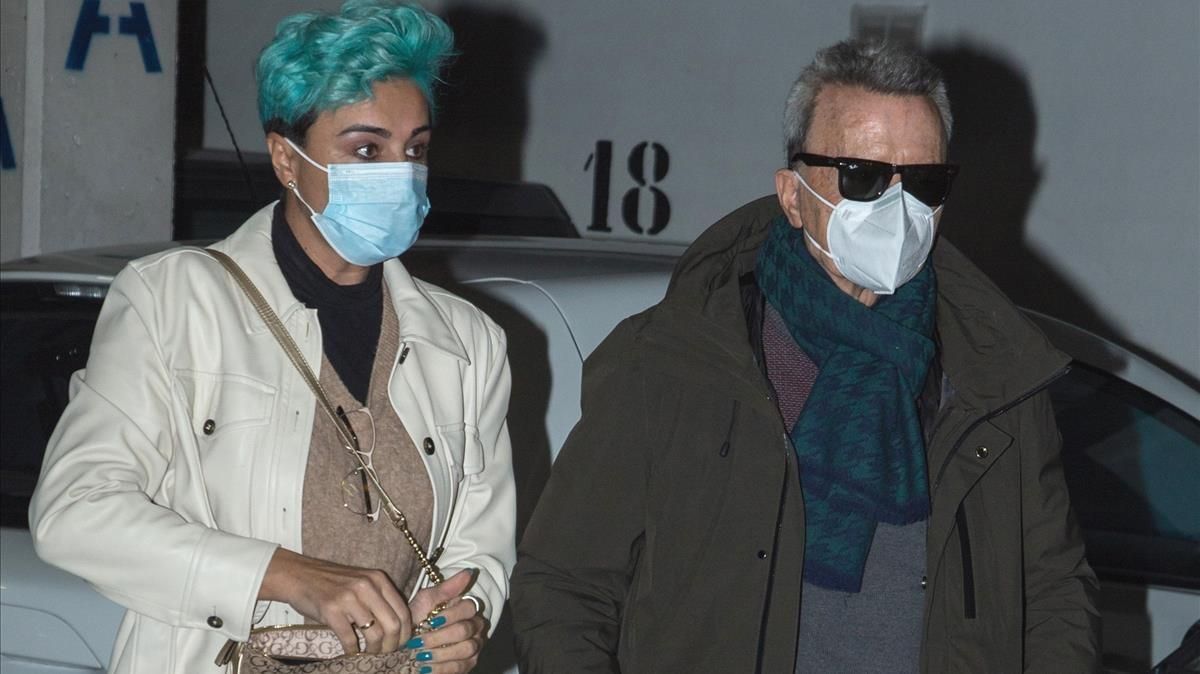 José Ortega Cano acude al hospital con Ana María Aldón, que luce un llamativo pelo de color verde, para hacerse unas pruebas médicas. José Ortega Cano acude al hospital con Ana María Aldón, que luce un llamativo pelo de color verde, para hacerse unas pruebas médicas.
