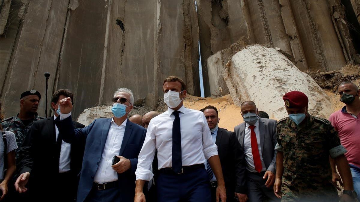 El presidente francés, Emmanuel Macron, durante su visita a la ’zona cero’ de la explosión el jueves.