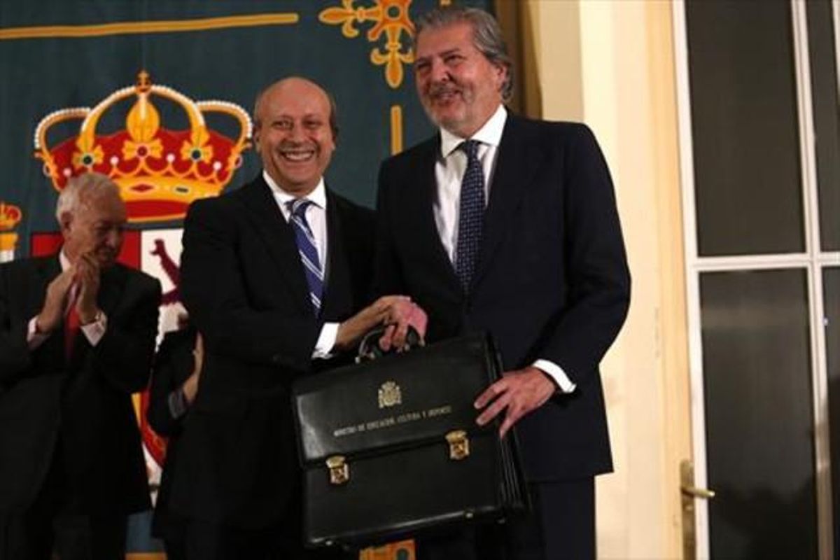 Traspaso de la cartera de Educación, Cultura y Deportes de José Ignacio Wert a Íñigo Méndez de Vigo, ayer. Traspaso de la cartera de Educación, Cultura y Deportes de José Ignacio Wert a Íñigo Méndez de Vigo, ayer.