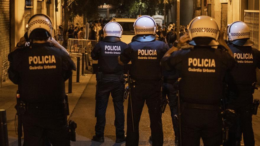 Festa sense control a Gràcia: la policia desallotja per força aglomeracions després del toc de queda - Vimarsana News