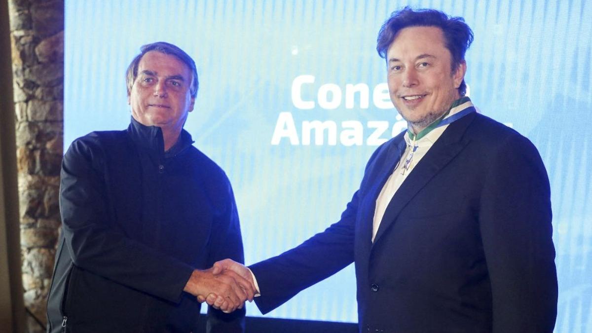Jair Bolsonaro con Elon Musk este viernes en Porto Feliz, en la Amazonia.