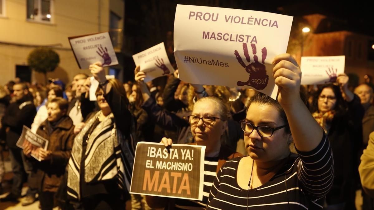 Concentración contra la violéncia de género en Santa Perpètua de Mogoda en el 2017. Concentración contra la violéncia de género en Santa Perpètua de Mogoda en el 2017.