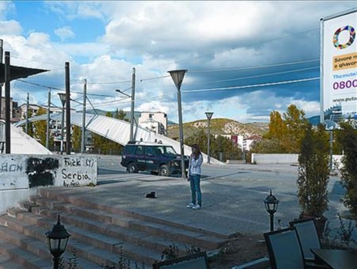 Un control policial en el puente de Mitrovica.