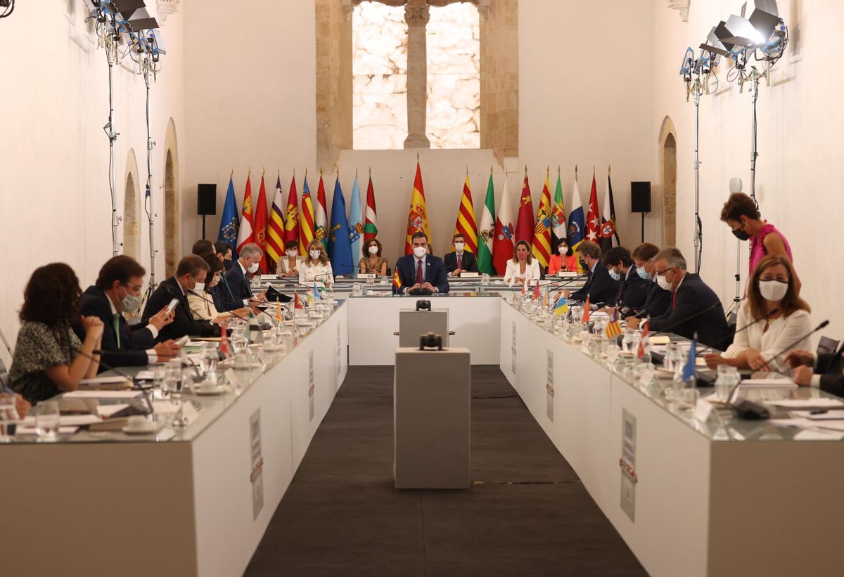 El presidente del Gobierno, Pedro Sánchez, preside el plenario de la XXIV Conferencia de Presidentes, reunida este 30 de julio en el convento de San Esteban de Salamanca. El presidente del Gobierno, Pedro Sánchez, preside el plenario de la XXIV Conferencia de Presidentes, reunida este 30 de julio en el convento de San Esteban de Salamanca.