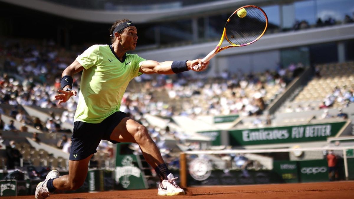 Nadal devuelve un revés. Nadal devuelve un revés.