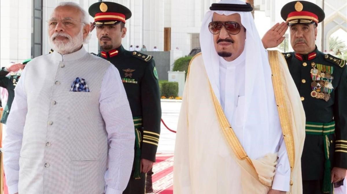 El rey saudí Salman (derecha), junto al primer ministro de la India, en una ceremonia en Riad, el 3 de abril.