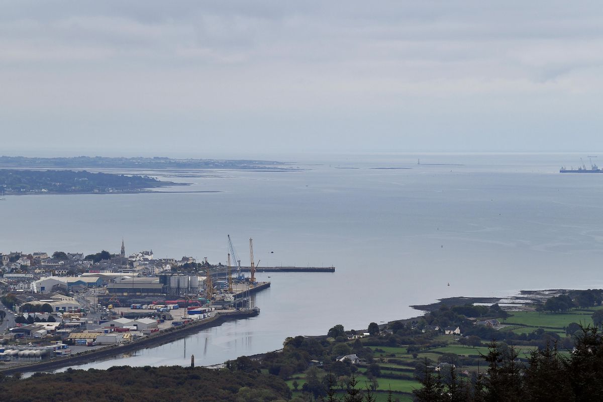La ensenada de Carlingford marca la frontera entre Irlanda del Norte(izquierda) y la República de Irlanda (derecha). La ensenada de Carlingford marca la frontera entre Irlanda del Norte(izquierda) y la República de Irlanda (derecha).