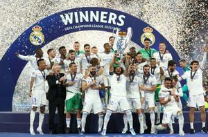 Los jugadores del Real Madrid levantan la Copa de Europa tras ganar al Liverpool en París. 