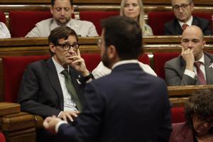 Salvador Illa escuchando al ’president’ Pere Aragonès en un debate en el Parlament