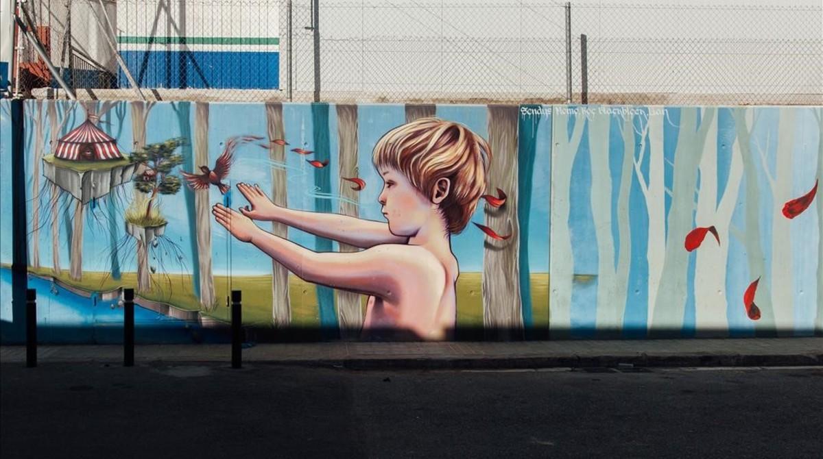Uno de los espectaculares murales en las paredes exteriores del Ateneu Popular Nou Barris.