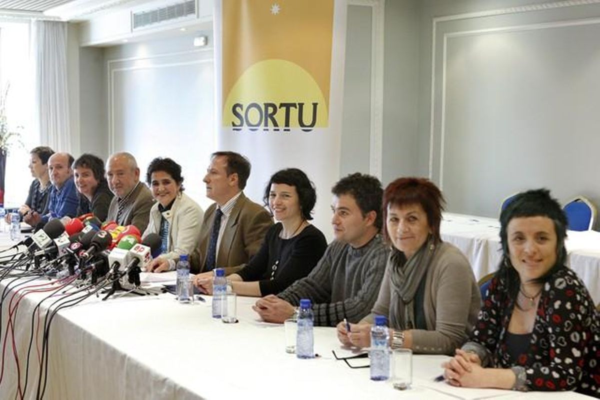Los promotores del nuevo partido de la izquierda aberzale, Sortu, durante la rueda de prensa de presentación, este martes en Bilbao. Los promotores del nuevo partido de la izquierda aberzale, Sortu, durante la rueda de prensa de presentación, este martes en Bilbao.