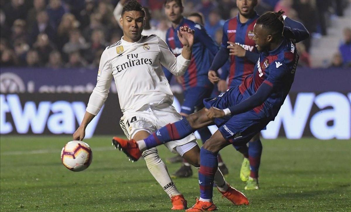Doukouré chuta al aire y Casemiro se tira al suelo simulando un penalti que el árbitro pitó. Doukouré chuta al aire y Casemiro se tira al suelo simulando un penalti que el árbitro pitó.