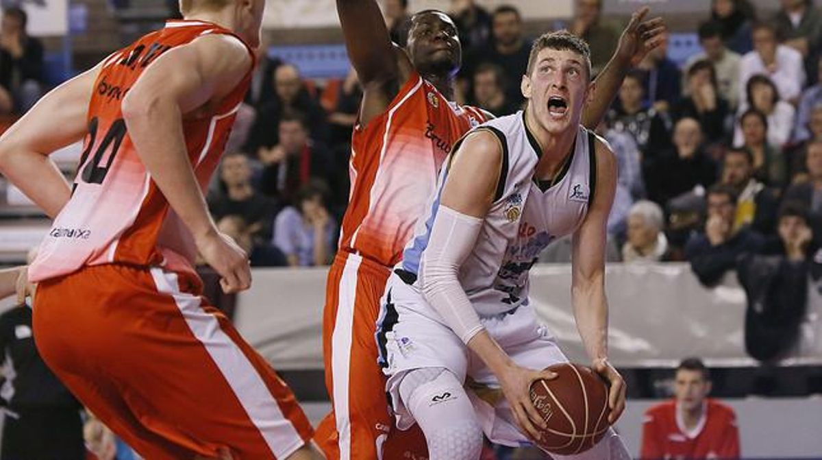 Muscala controla el balón ante la defensa de Kouguere y Larsen. Muscala controla el balón ante la defensa de Kouguere y Larsen.