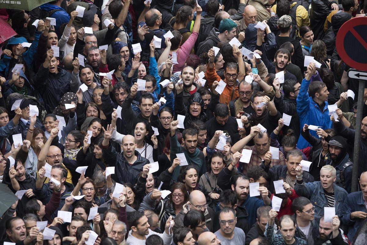Manifestantes frente al colegio Ramon Llull durante el referéndum del 1-O de 2017. Manifestantes frente al colegio Ramon Llull durante el referéndum del 1-O de 2017.