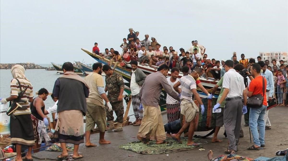 El cuerpo de un somalí muerto en el ataque, trasladado en el puerto de Hodeidah, el 17 de marzo. El cuerpo de un somalí muerto en el ataque, trasladado en el puerto de Hodeidah, el 17 de marzo.