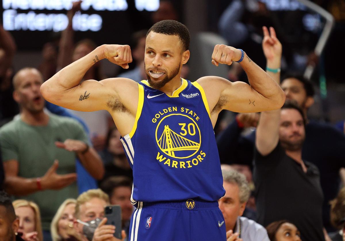 Curry saca músculo tras sellar la clasificación de los Warriors a la final del Oeste