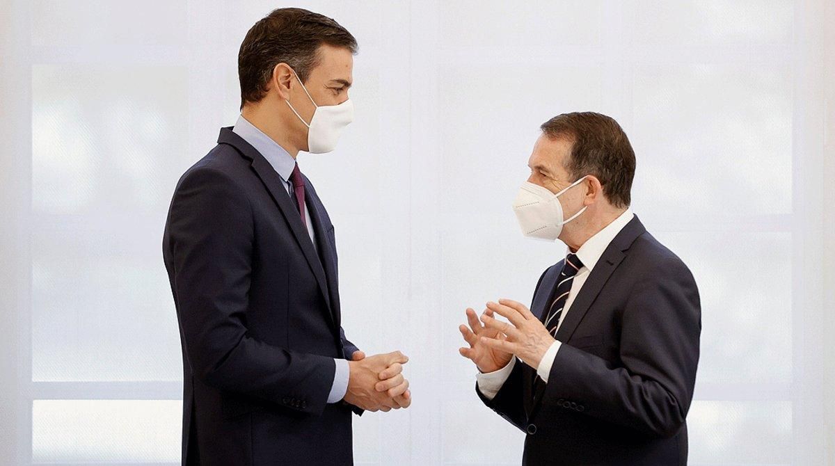 El presidente del Gobierno, Pedro Sánchez, y el alcalde de Vigo y presidente de la FEMP, Abel Caballero, momentos antes de la firma del acuerdo entre el Ejecutivo y la entidad, el 4 de agosto. El presidente del Gobierno, Pedro Sánchez, y el alcalde de Vigo y presidente de la FEMP, Abel Caballero, momentos antes de la firma del acuerdo entre el Ejecutivo y la entidad, el 4 de agosto.