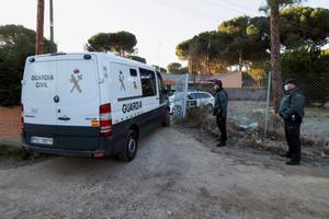 El detenido es conducido en un furgón de la Guardia Civil al chalet de Traspinedo (Valladolid), clave en la investigación de la desaparición de la joven Esther López, para una reconstrucción de los hechos, este lunes. EFE/R. García