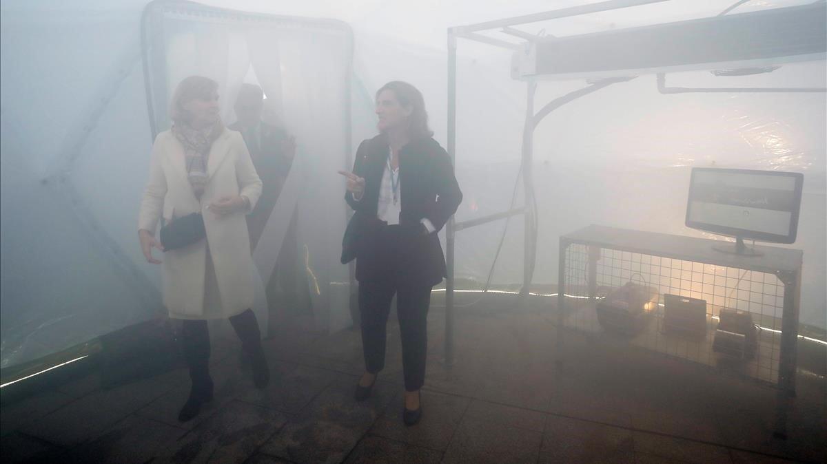 Teresa Ribera en la exposición sobre contaminación  de la Cumbre del Clima de Madrid. 