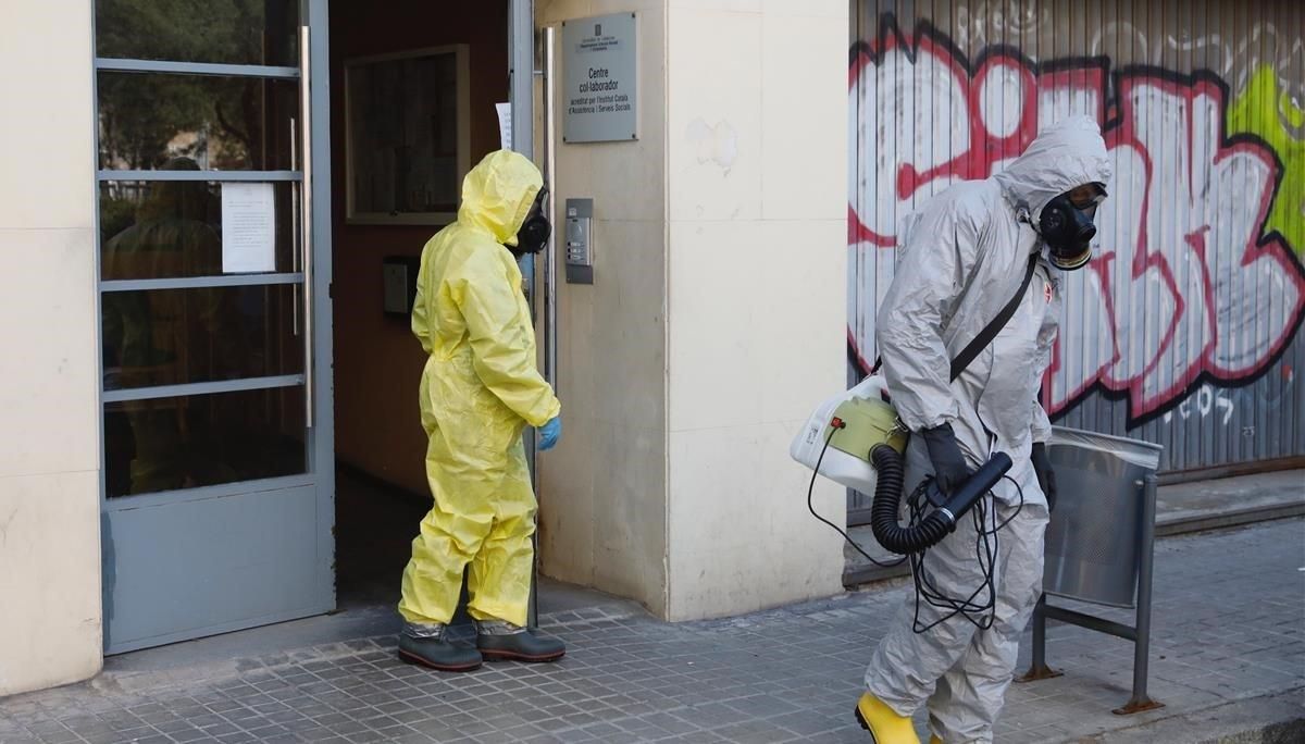 Agentes de la Unidad Militar de Emergencias (UME) durante la desinfección de una la residencia. Agentes de la Unidad Militar de Emergencias (UME) durante la desinfección de una la residencia.