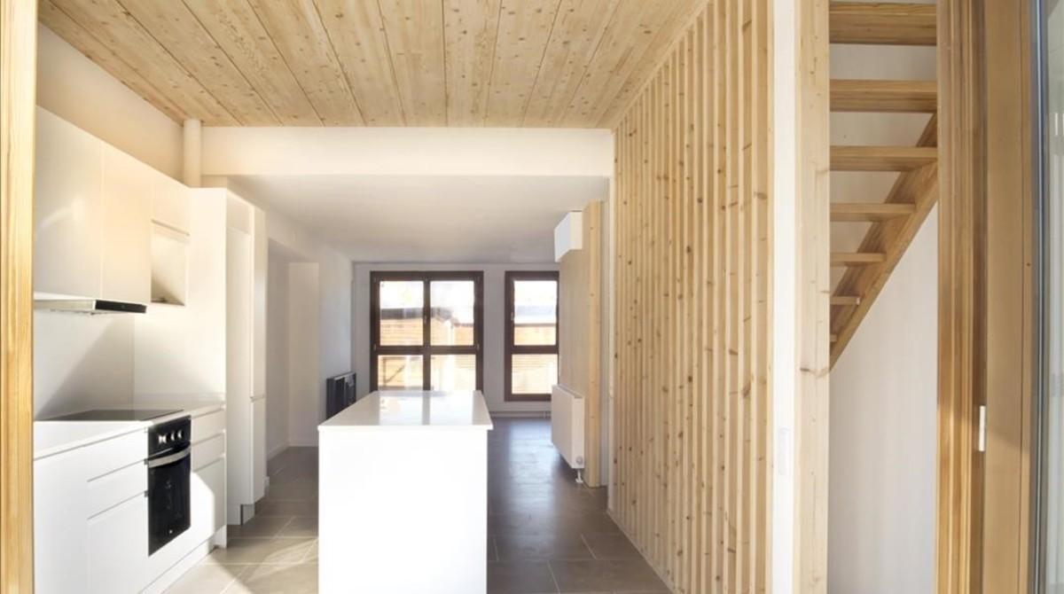 Interior del bloque unifamiliar de planta baja más tres en el casco urbano de El Prat de Llobregat, que acaba de entregarse a sus propietarios, realizado por la constructora House Habitat.