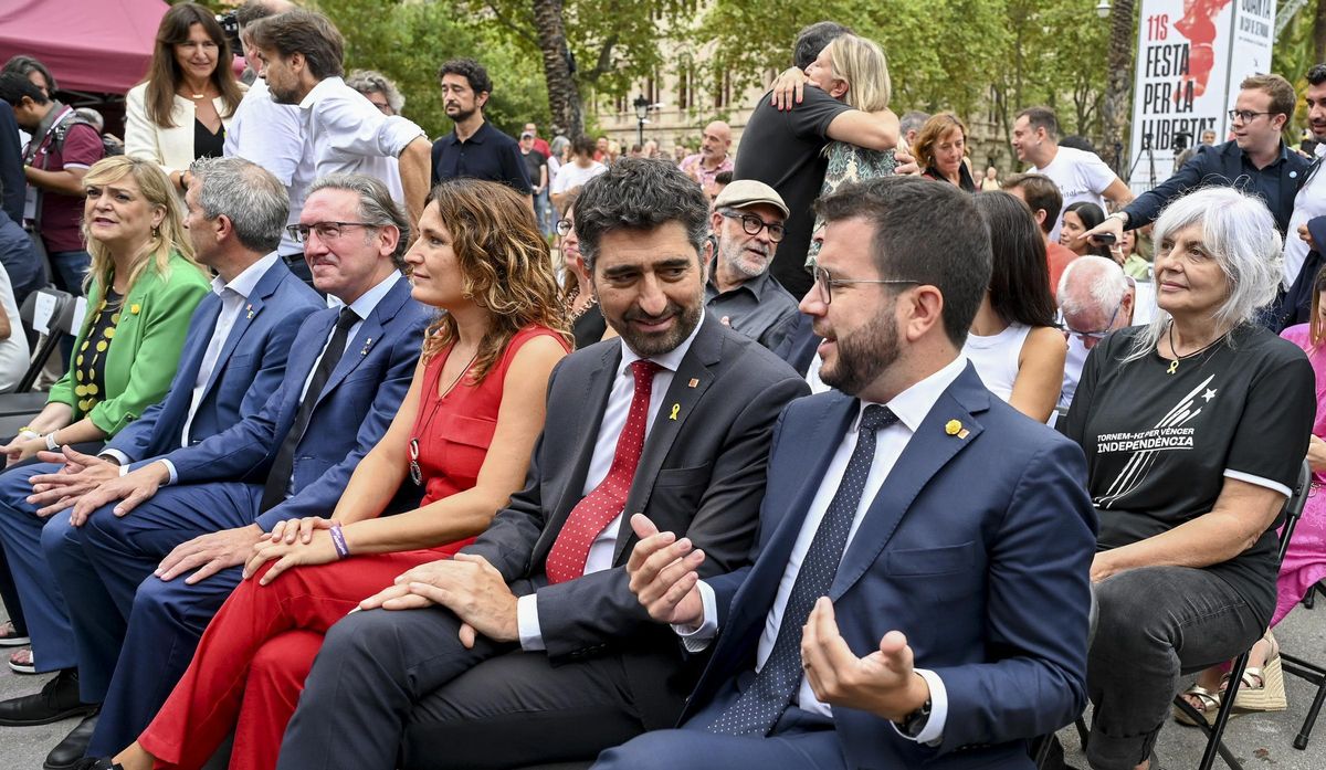 El ’president’ Pere Aragonès, el vicepresidente cesado Jordi Puigneró, y algunos de los ’consellers’ de la Generalitat, durante la Diada de 2022. El ’president’ Pere Aragonès, el vicepresidente cesado Jordi Puigneró, y algunos de los ’consellers’ de la Generalitat, durante la Diada de 2022.