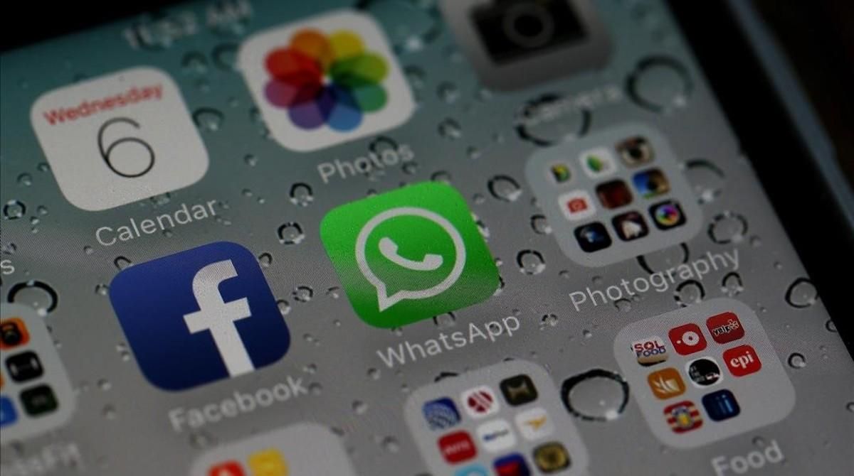 Una aplicación de WhatsApp en un teléfono móvil. Una aplicación de WhatsApp en un teléfono móvil.