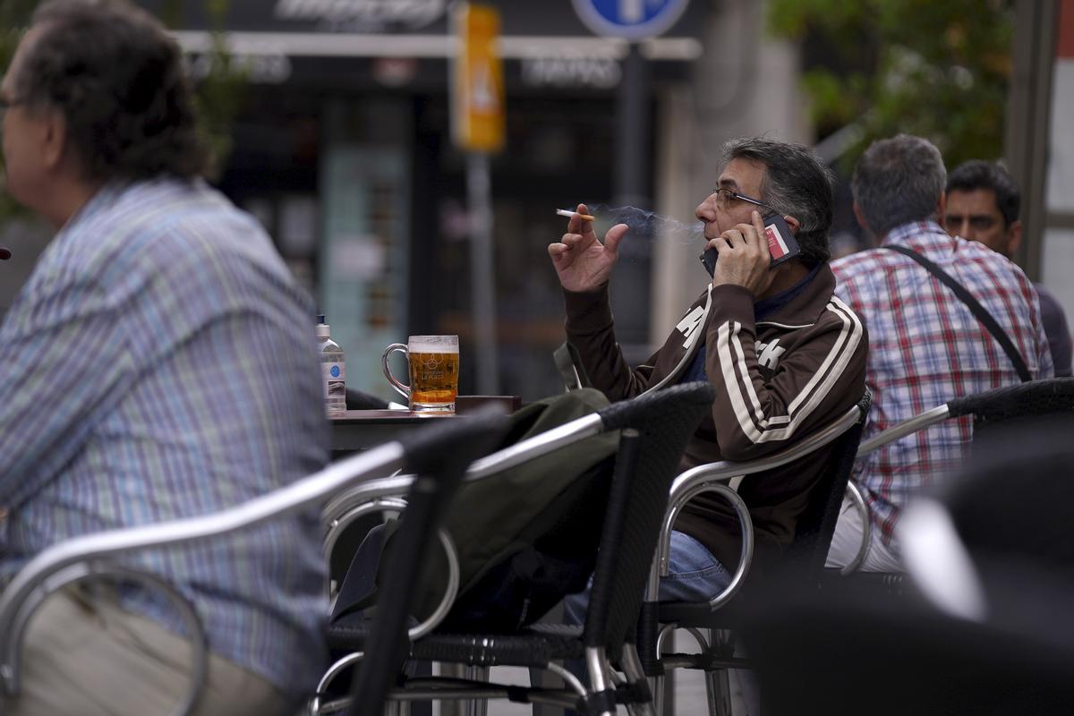 Un hombre fumando en una terraza, en Madrid.