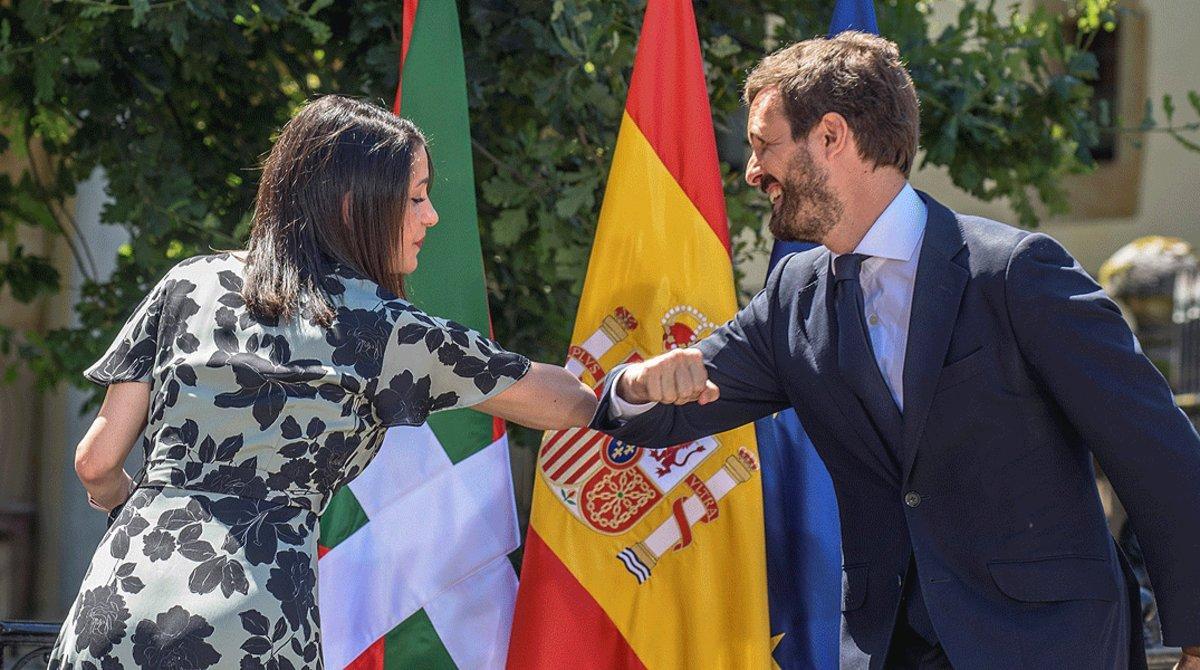 El presidente del PP, Pablo Casado, y la de Ciudadanos, Inés Arrimadas, se saludan antes de comenzar el acto central de campaña de la coalición PP+Cs en Gernika, este domingo.