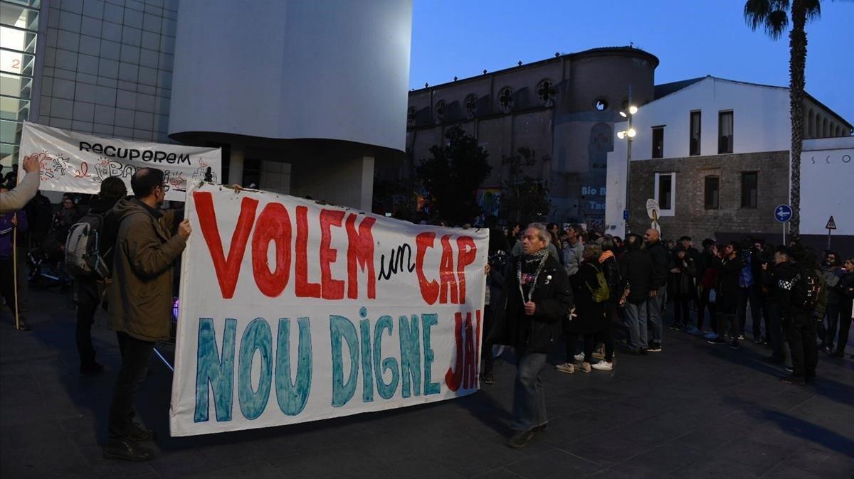 Vecinos del Raval protestan contra el Macba y el Ayuntamiento en defensa del CAP prometido.