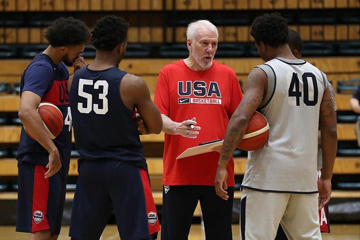 Gregg Popovich conversa con sus jugadores en un entreno de EEUU Gregg Popovich conversa con sus jugadores en un entreno de EEUU