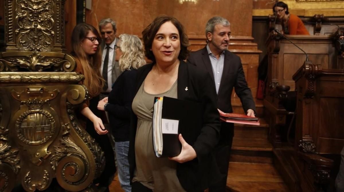 La alcaldesa de Barcelona, Ada Colau, a su llegada al pleno del viernes pasado. La alcaldesa de Barcelona, Ada Colau, a su llegada al pleno del viernes pasado.
