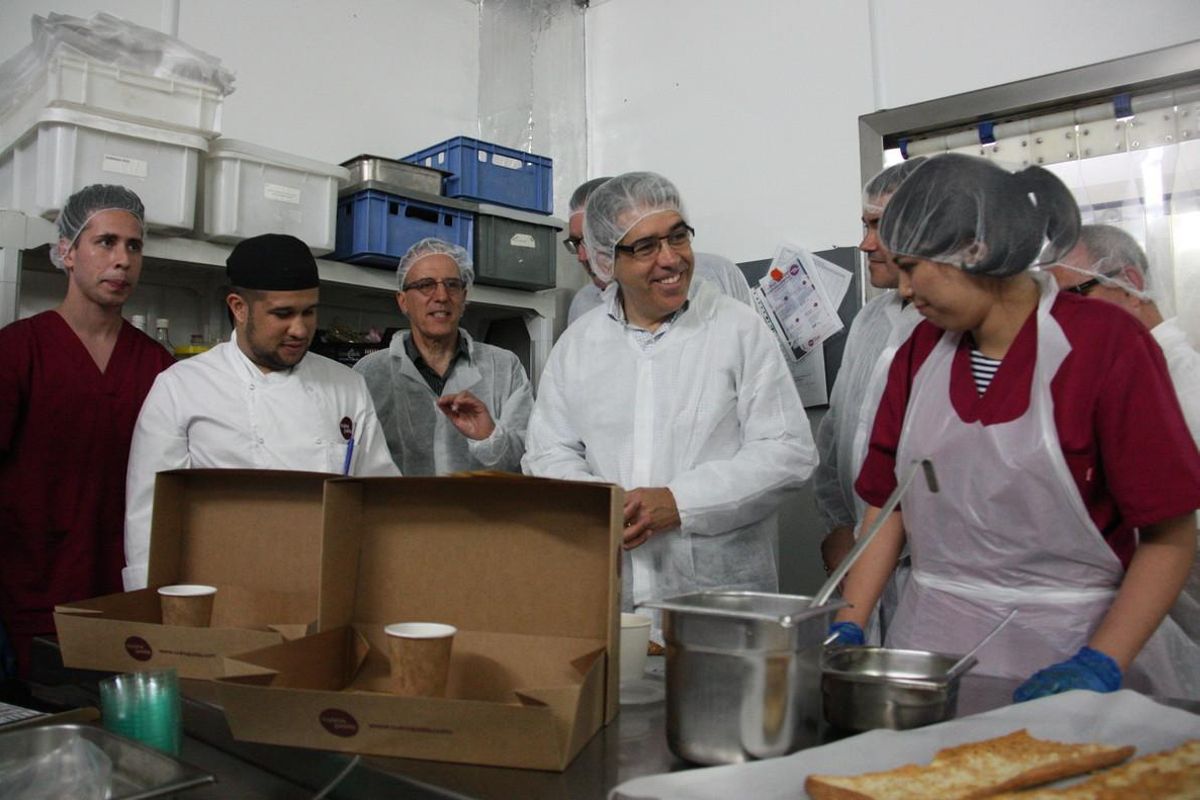 Francesc Homs, candidato de CDC, con trabajadores de la Fundació Cuina Justa-Cassià Just, en Sant Boi de Llobregat. Francesc Homs, candidato de CDC, con trabajadores de la Fundació Cuina Justa-Cassià Just, en Sant Boi de Llobregat.