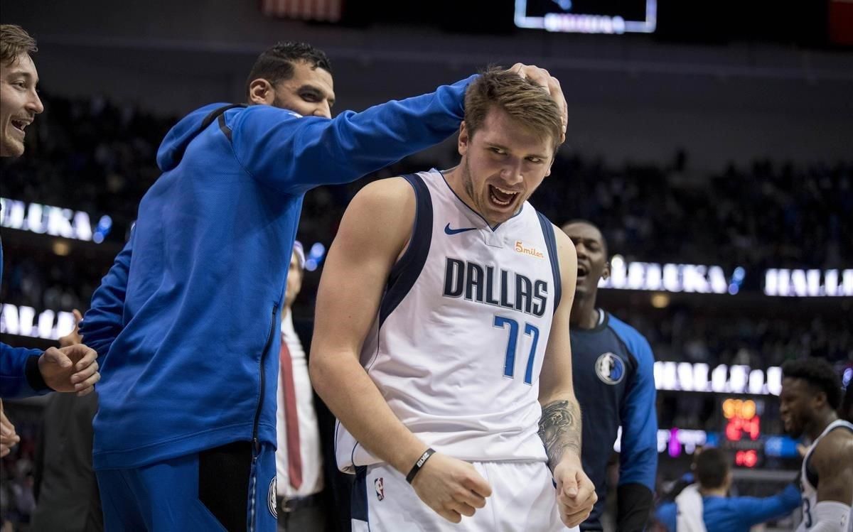 Doncic recibe la felicitación de sus compañeros por anotar 11 puntos seguidos en el partido contra los Rockets Doncic recibe la felicitación de sus compañeros por anotar 11 puntos seguidos en el partido contra los Rockets