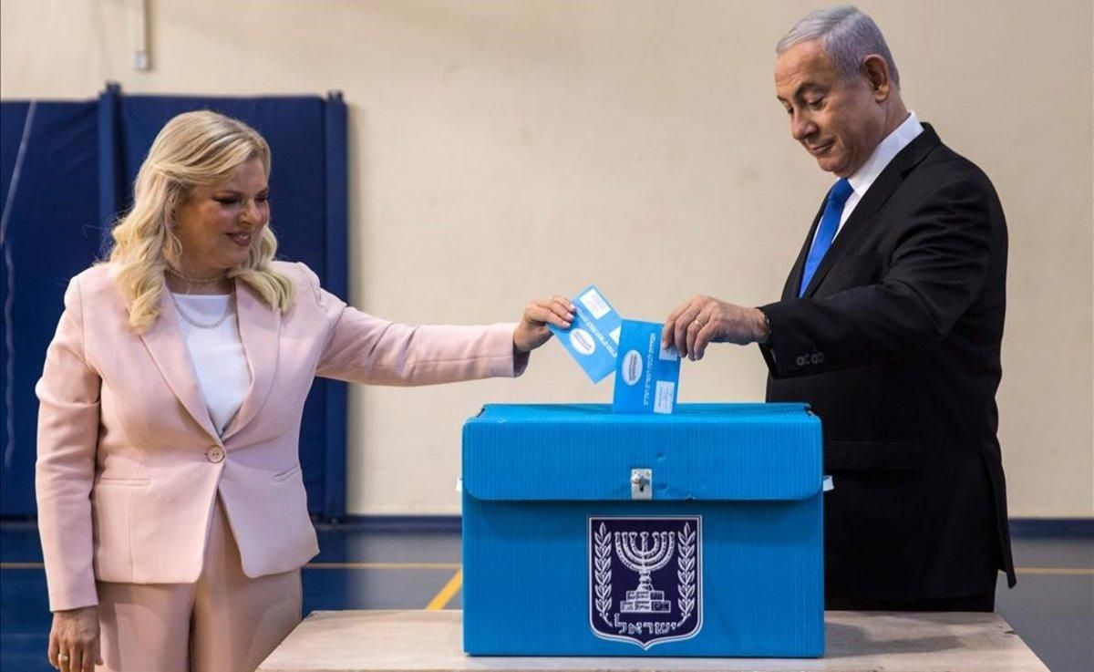 Binyamin Netanyahu y su esposa, Sara, depositan su voto en un colegio electoral de Jerusalén. Binyamin Netanyahu y su esposa, Sara, depositan su voto en un colegio electoral de Jerusalén.