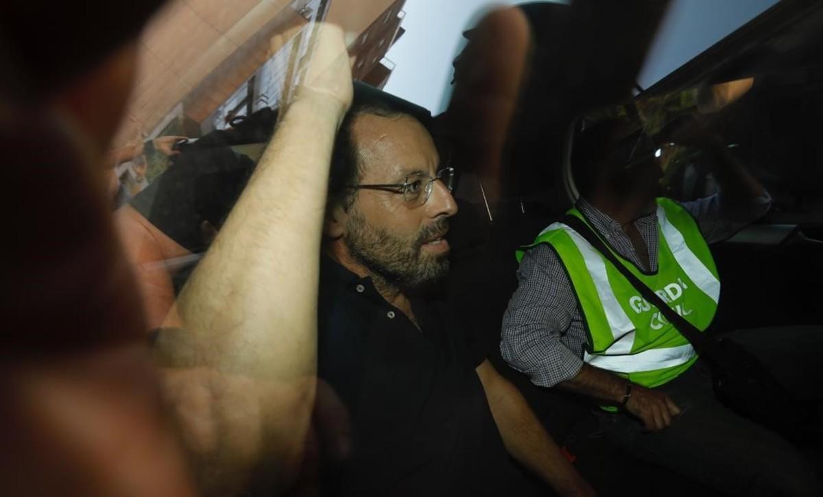 Sandro Rosell, durante su salida de su domicilio de Barcelona en un coche policial.