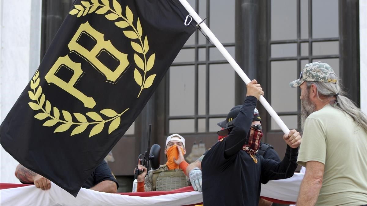 Un manifestante ondea una bandera de los Proud Boys en una protesta ante el Capitolio de Oregón, el pasado 7 de septiembre. Un manifestante ondea una bandera de los Proud Boys en una protesta ante el Capitolio de Oregón, el pasado 7 de septiembre.