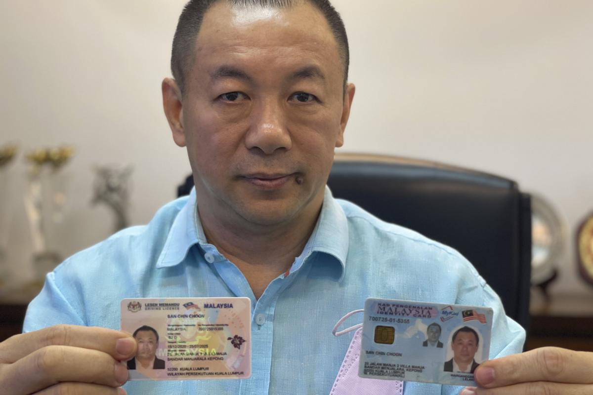 El empresario malasio San Chin Choon, el hombre más buscado del Caso Mascarillas, muestra su carné de conducir y de identidad. EFE/Paloma Almoguera