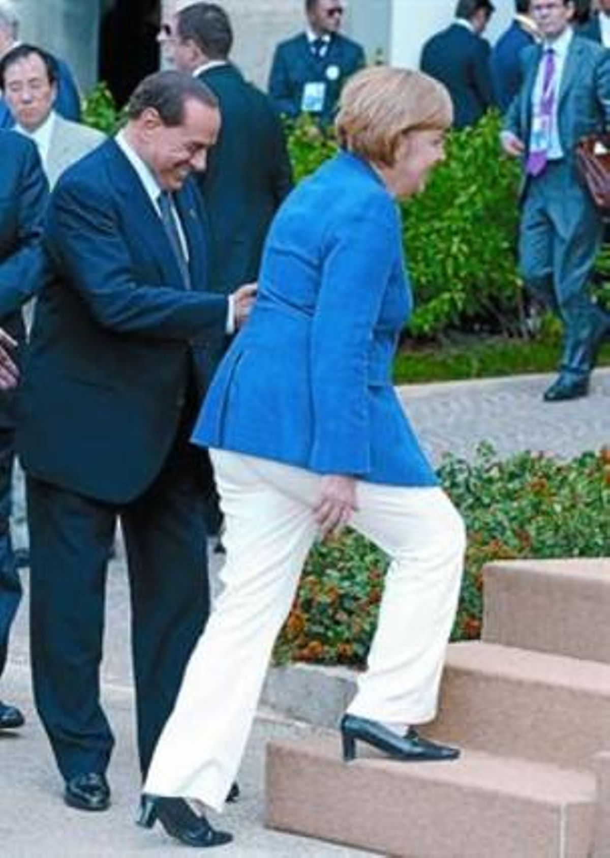 Berlusconi (izquierda) acompaña a Merkel en un acto oficial en el 2009. Berlusconi (izquierda) acompaña a Merkel en un acto oficial en el 2009.