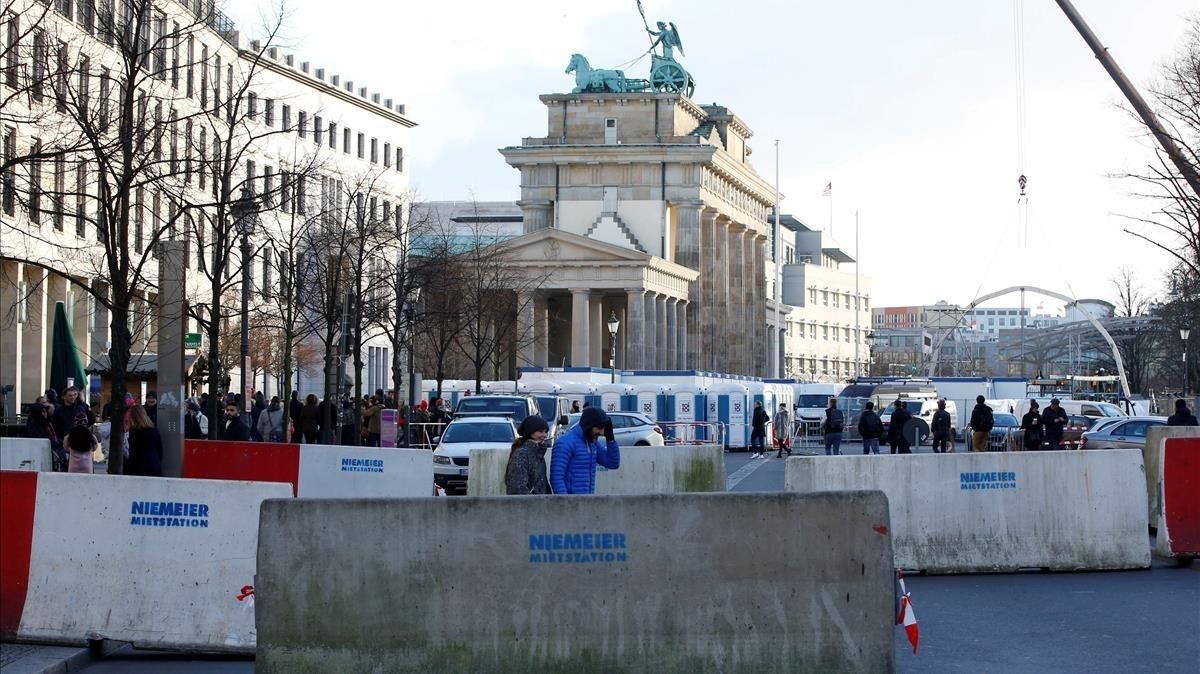 Barreras de hormigón junto a la Puerta de Brandenburgo, en Berlín, en diciembre del 2016. Barreras de hormigón junto a la Puerta de Brandenburgo, en Berlín, en diciembre del 2016.
