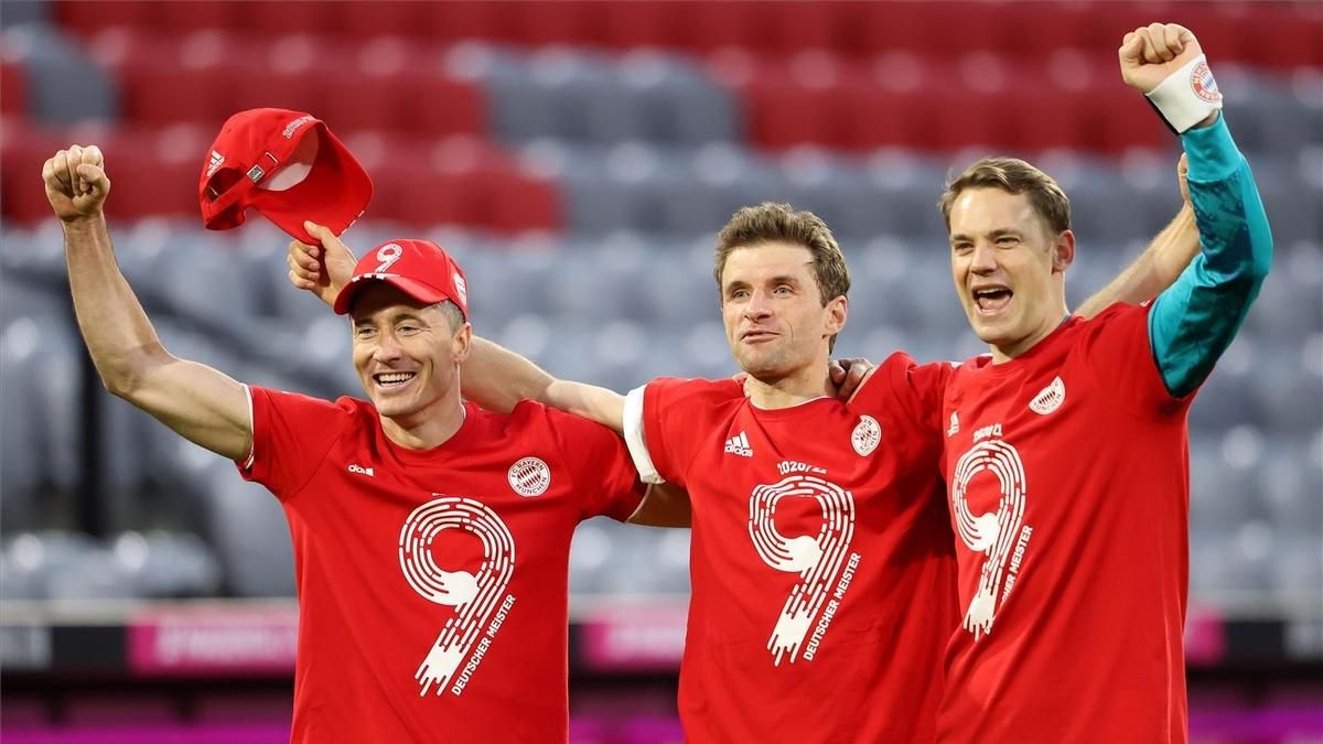 Lewandowski, Müller y Neuer celebran el título conquistado por el Bayern. Lewandowski, Müller y Neuer celebran el título conquistado por el Bayern.
