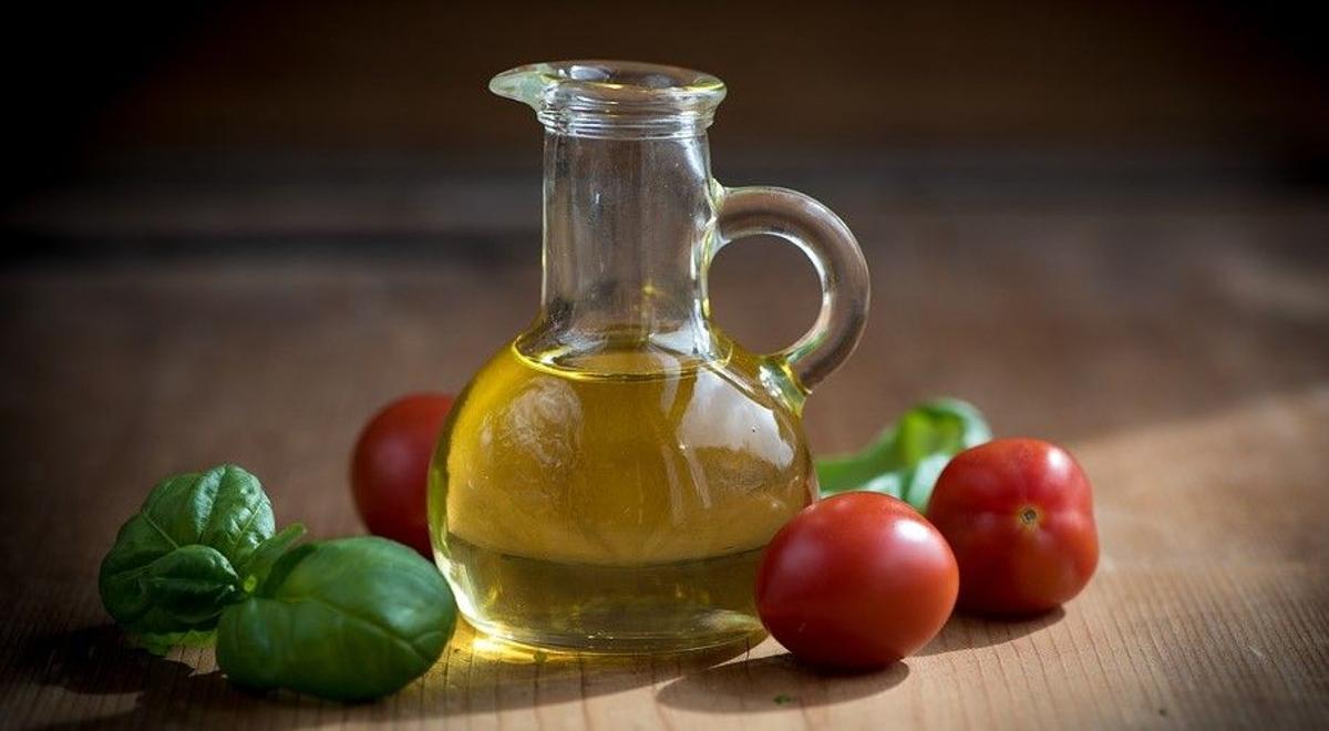Aquest oli d’oliva amb zero calories es pot vendre als Estats Units, però no a Espanya. ¿Saps per què?