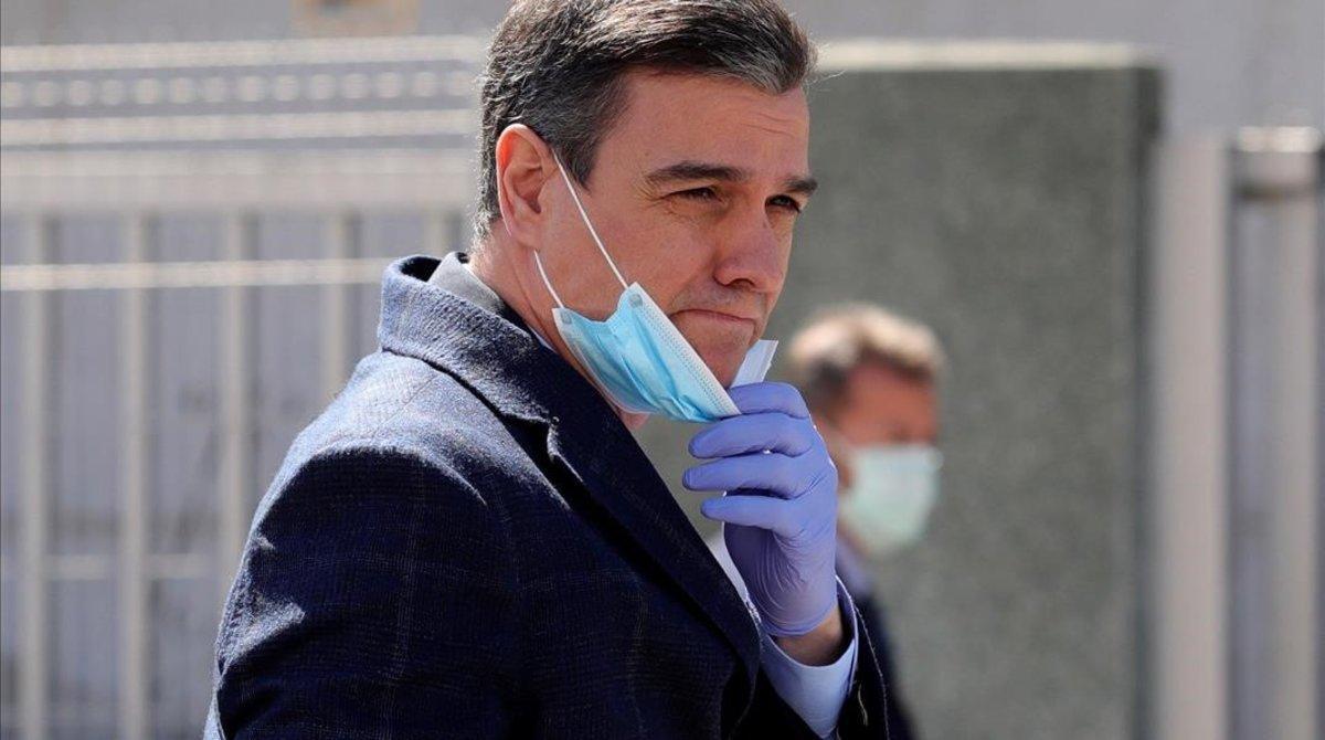 Pedro Sánchez, tras visitar la empresa Hersill, en Mostoles (Madrid), que fabrica respiradores, el 3 de abril. 