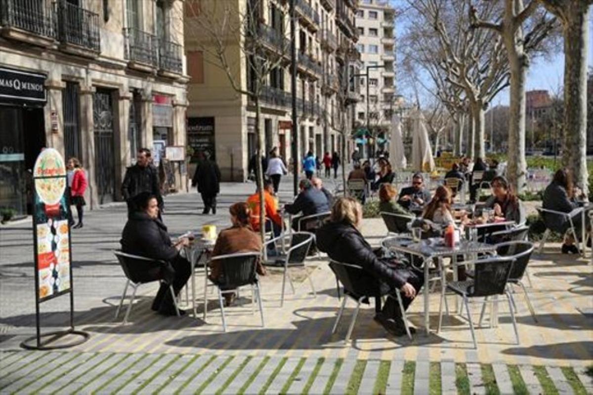 Una terraza del nuevo y ampliado paseo de Sant Joan junto al cruce de la calle del Consell de Cent.