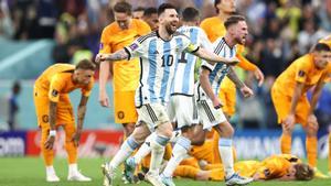 Messi y otros jugadores argentinos celebran el pase a la semifinal ante la desolación neerlandesa.