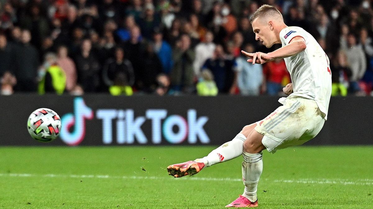Olmo conecta un disparo en el partido de semifinales ante Italia. Olmo conecta un disparo en el partido de semifinales ante Italia.