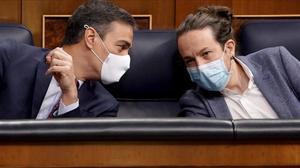 El presidente del Gobierno, el socialista Pedro Sánchez, junto a su vicepresidente segundo y líder de Podemos, Pablo Iglesias, en el Congreso, el pasado 22 de octubre. 