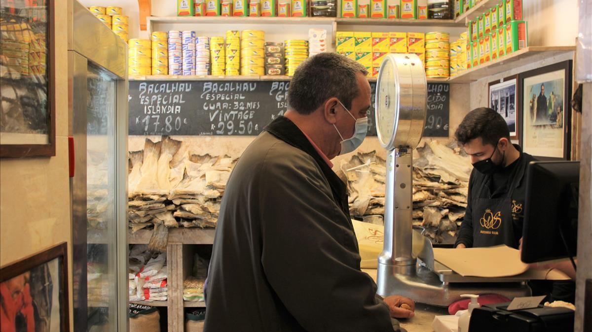 INTERNACIONAL Un cliente compra bacalao en Manteigaria Silva  en el centro de Lisboa  FOTO LUCAS FONT